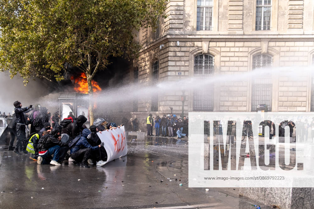 Thousands of people took part in the ˜Gilet Jeunes general strike in Paris. Following weeks of protests and school occupations, a wave of demonstrations swept across France on 17 October. In Paris, demonstrators began gathering from the morning onwards at various locations, before heading to Place de la RÃ publique, where fierce clashes with the police broke out and lasted for several hours. The demonstrators also erected barricades along the citys streets and looted a number of shops. Paris France - ZUMAs377 20261017_znp_s377_045