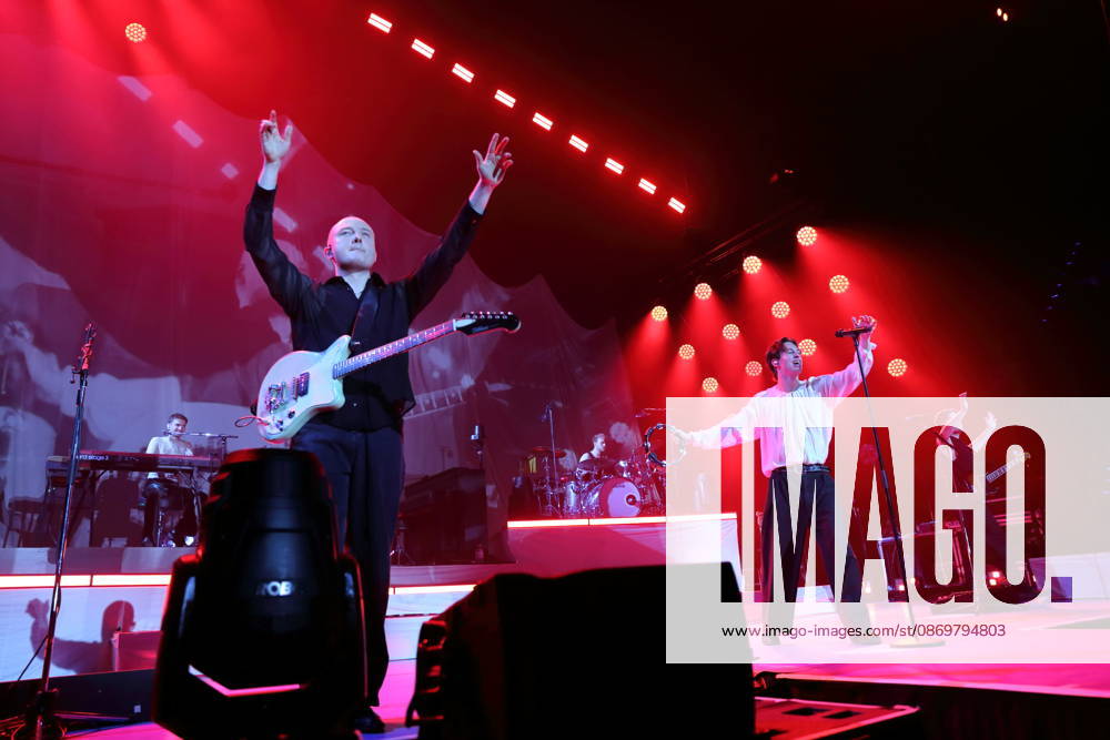 Jonathan Wischniowski, Finn Schwieters, Finn Thomas, Frederik Fred Rabe und Luca Göttner, (from left) of the band Giant Rooks at a concert at the Max Schmeling Halle in Berlin on October 17, 2026. Giant Rooks Concert Berlin