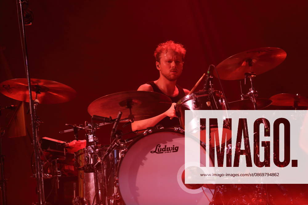 FinnThomas of the band Giant Rooks at a concert at the Max Schmeling Halle in Berlin, October 17, 2026 Giant Rooks Concert Berlin