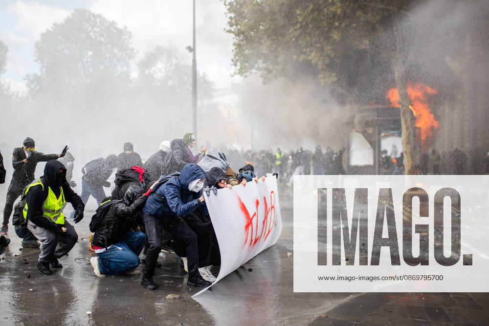 Police clash with protesters during demonstration in Paris PARIS, FRANCE - OCTOBER 17: Police clash with protesters during a demonstration amid a nationwide mobilisation over rising living costs, fuel prices and education funding in Paris, France, on October 17, 2026. Hesham Elsherif Anadolu Paris France. Editorial use only. Please get in touch for any other usage.