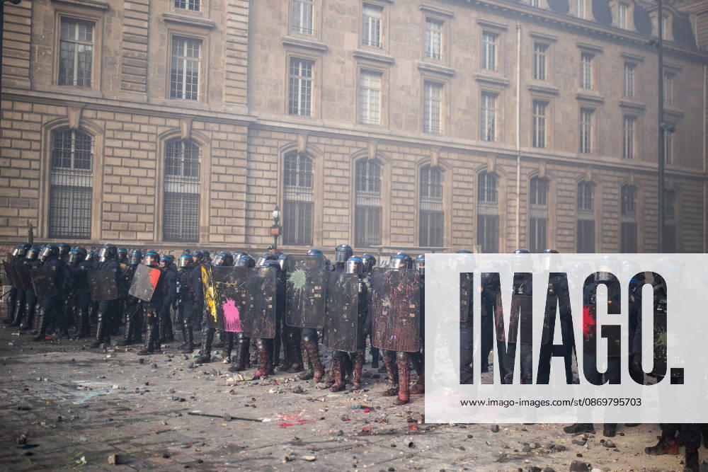 Police clash with protesters during demonstration in Paris PARIS, FRANCE - OCTOBER 17: Police clash with protesters during a demonstration amid a nationwide mobilisation over rising living costs, fuel prices and education funding in Paris, France, on October 17, 2026. Hesham Elsherif Anadolu Paris France. Editorial use only. Please get in touch for any other usage.