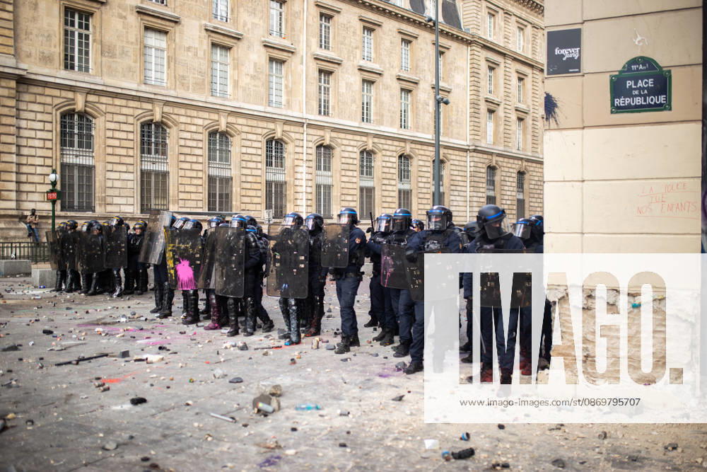 Police clash with protesters during demonstration in Paris PARIS, FRANCE - OCTOBER 17: Police clash with protesters during a demonstration amid a nationwide mobilisation over rising living costs, fuel prices and education funding in Paris, France, on October 17, 2026. Hesham Elsherif Anadolu Paris France. Editorial use only. Please get in touch for any other usage.