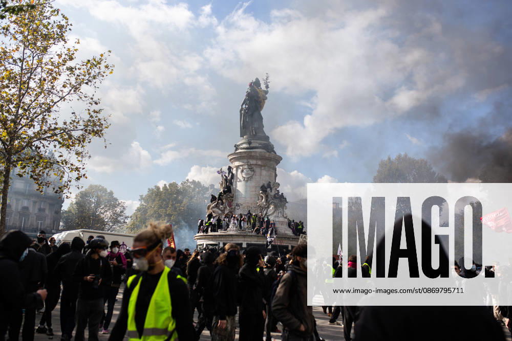 Police clash with protesters during demonstration in Paris PARIS, FRANCE - OCTOBER 17: Police clash with protesters during a demonstration amid a nationwide mobilisation over rising living costs, fuel prices and education funding in Paris, France, on October 17, 2026. Hesham Elsherif Anadolu Paris France. Editorial use only. Please get in touch for any other usage.