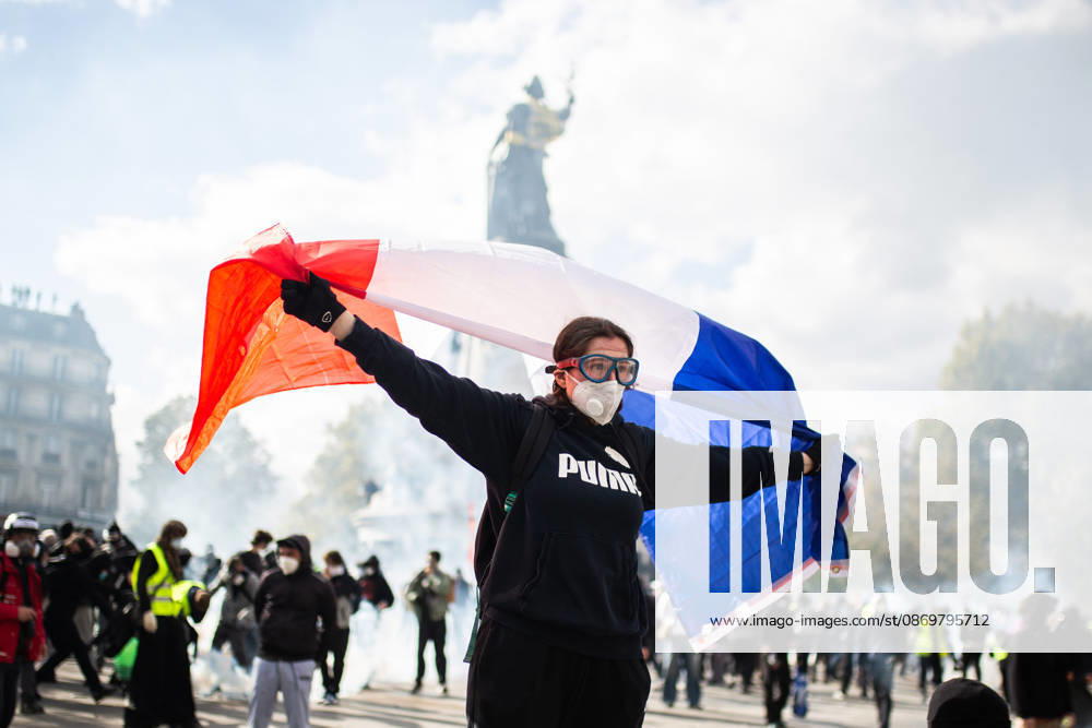 Police clash with protesters during demonstration in Paris PARIS, FRANCE - OCTOBER 17: Police clash with protesters during a demonstration amid a nationwide mobilisation over rising living costs, fuel prices and education funding in Paris, France, on October 17, 2026. Hesham Elsherif Anadolu Paris France. Editorial use only. Please get in touch for any other usage.