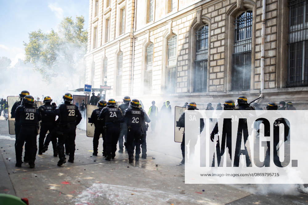 Police clash with protesters during demonstration in Paris PARIS, FRANCE - OCTOBER 17: Police clash with protesters during a demonstration amid a nationwide mobilisation over rising living costs, fuel prices and education funding in Paris, France, on October 17, 2026. Hesham Elsherif Anadolu Paris France. Editorial use only. Please get in touch for any other usage.
