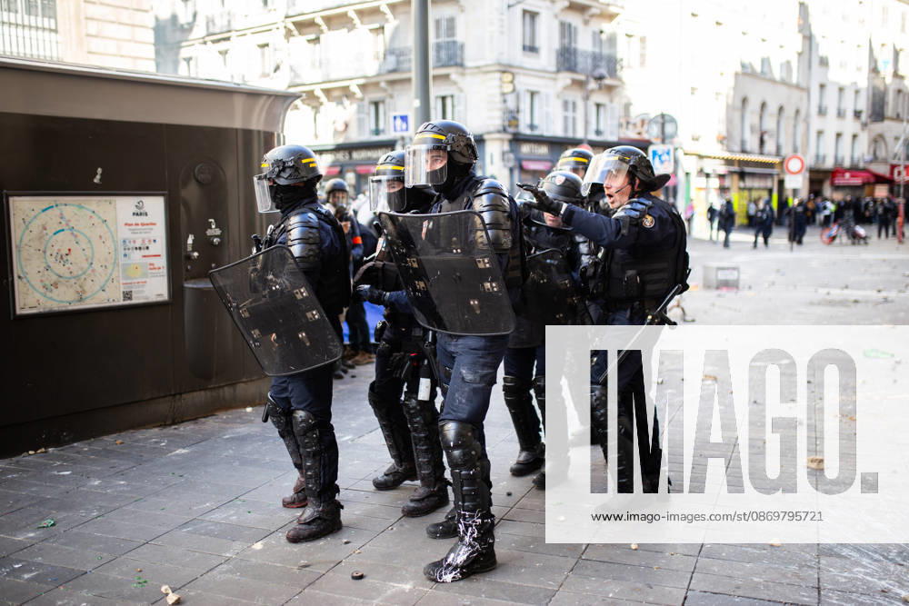 Police clash with protesters during demonstration in Paris PARIS, FRANCE - OCTOBER 17: Police clash with protesters during a demonstration amid a nationwide mobilisation over rising living costs, fuel prices and education funding in Paris, France, on October 17, 2026. Hesham Elsherif Anadolu Paris France. Editorial use only. Please get in touch for any other usage.