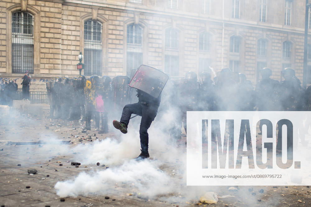 Police clash with protesters during demonstration in Paris PARIS, FRANCE - OCTOBER 17: Police clash with protesters during a demonstration amid a nationwide mobilisation over rising living costs, fuel prices and education funding in Paris, France, on October 17, 2026. Hesham Elsherif Anadolu Paris France. Editorial use only. Please get in touch for any other usage.