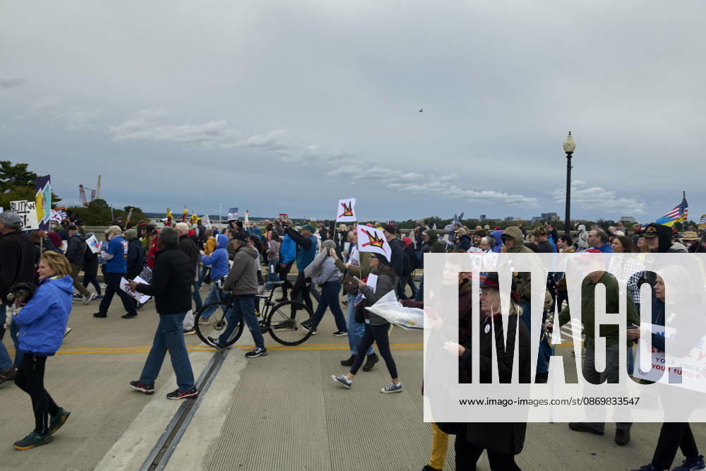 No Kings protesters march down the Arlington Memorial Bridge in Washington DC, Oct. 17, 2026. The march, intended to encourage people to vote in the 2026 US midterm elections, was part of a 50-state get out the vote operation by the left-leaning Indivisible group. Protesters denounced the administration of US President Donald Trump and the Republican-led Congress for violating Constitutional and civil rights, federal and state laws, judicial orders and longstanding norms, casting Trump and the GOP as a threat to democracy. Washington Dc USA - ZUMAg216 20261017_znp_g216_002