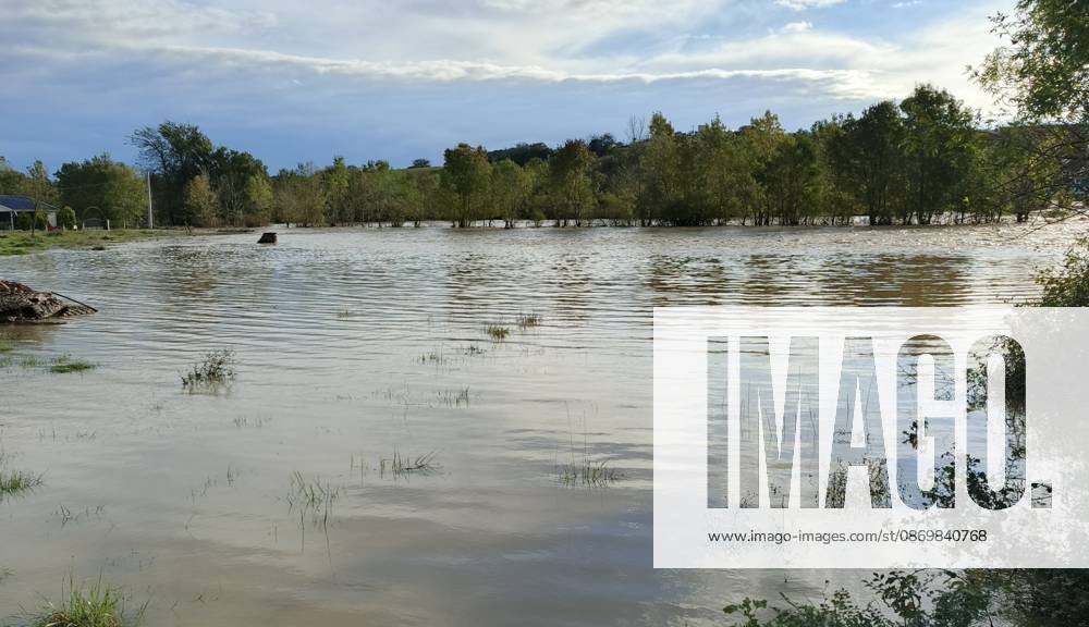 Heavy rainfall causes flooding in northwestern Turkiye KOCAELI, TURKIYE - OCTOBER 18: An area is submerged in floodwaters following heavy rainfall overnight in the Kandira district of Kocaeli, northwestern Turkiye, on October 18, 2026. The downpour inundates agricultural fields, roads and residential gardens in several areas. Murat Yildirim Anadolu Kocaeli Turkey. Editorial use only. Please get in touch for any other usage.