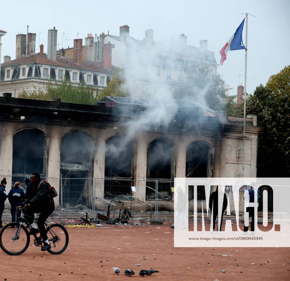 Riots and Looting: The Day After the Protest PHOTOPQR LE PROGRES Richard MOUILLAUD Lyon, October 18, 2026 Riots and Looting: The Day After the Protest Riots and Looting: The Day After the Protest Extensive damage, broken bicycles, set-on-fire trash cans. Lyon, October 18, 2026: 20,000 people demonstrated in the streets of Lyon. Violence overshadowed the protesters’ demands, resulting in a level of chaos rarely seen in the city. The tourist office was set on fire, and numerous stores were looted. Lyon, October 18, 2026: 20,000 people demonstrated in the streets of Lyon. Violence overshadowed the protesters’ demands, resulting in a level of chaos rarely seen in the city. The tourist office was set on fire, and a great many shops were looted.