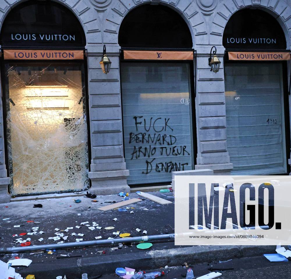 Riots and Looting: The Day After the Protest PHOTOPQR LE PROGRES Richard MOUILLAUD Lyon, October 18, 2026 Riots and Looting: The Day After the Protest Riots and Looting: The Day After the Protest Extensive damage, shattered storefronts and looted shops. Lyon, October 18, 2026: 20,000 people demonstrated in the streets of Lyon. Violence overshadowed the protesters’ demands, resulting in a level of chaos rarely seen in the city. The tourist office was set on fire, and numerous stores were looted. Lyon, October 18, 2026: 20,000 people demonstrated in the streets of Lyon. Violence overshadowed the protesters’ demands, resulting in a level of chaos rarely seen in the city. The tourist office was set on fire, and a great many shops were looted.