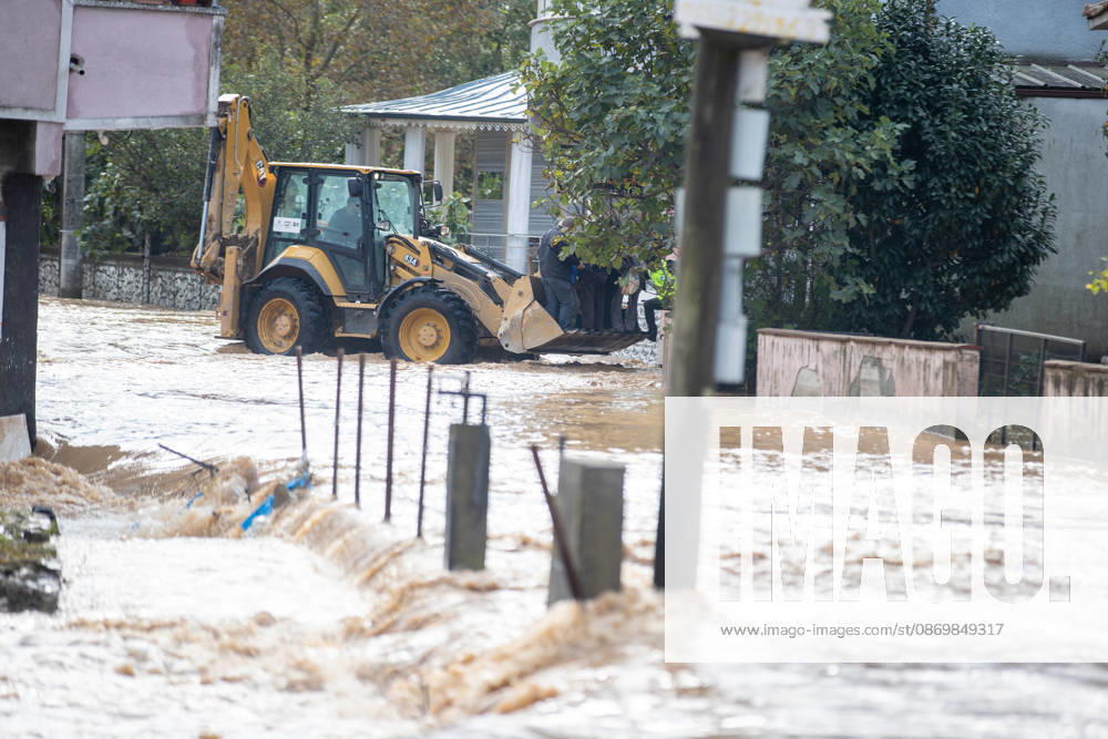 Heavy rainfall causes flooding in Sakarya, Turkiye SAKARYA, TURKIYE - OCTOBER 18: Floodwaters inundate the Daricayiri neighborhood in the Karasu district of Sakarya, northwestern Turkiye, on October 18, 2026. Heavy rainfall throughout the night causes a stream to overflow, flooding streets and residential areas Ibrahim Yozoglu Anadolu Sakarya Turkey. Editorial use only. Please get in touch for any other usage.