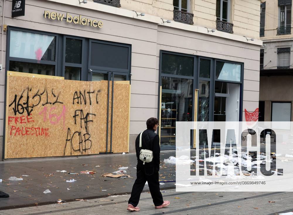 Riots and Looting: The Day After the Protest PHOTOPQR LE PROGRES Richard MOUILLAUD Lyon October 18, 2026 Riots and Looting: The Day After the Protest Riots and Looting: The Day After the Protest Numerous stores looted by rioters The day of the protest on October 17 against the high cost of living was marked by scenes of urban guerrilla warfare and looting in many cities. The Prime Minister reported 1,200 arrests and 150 police officers and gendarmes injured. Lyon, Rhône, Rhône-Alpes, France