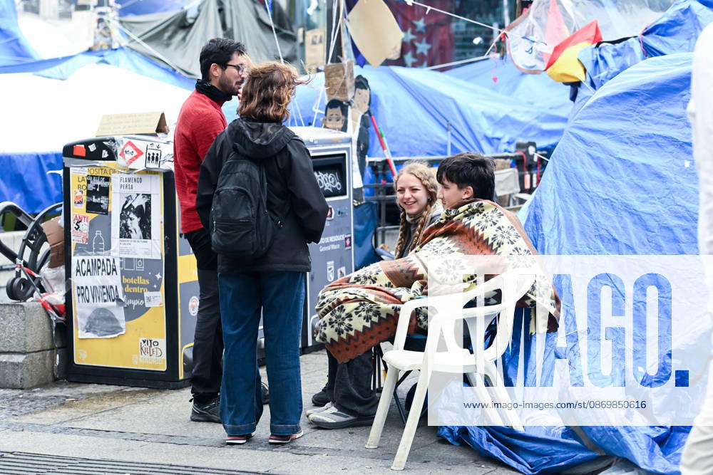 Sol Station Reopens After Confirming That the Necessary Health and Safety Conditions Have Been Restored Housing Protest Camp at Puerta del Sol, October 18, 2026, in Madrid, Spain. Metro de Madrid reopened Sol Station at 10:00 p.m. yesterday, Saturday, October 17. The station had been closed since 12:15 p.m. on Friday, October 16, due to high levels of ammonia detected as a result of the accumulation of urine, feces, and other organic waste in the ventilation shafts as a result of the housing protest camp at Puerta del Sol, October 18, 2026, Madrid, Spain
