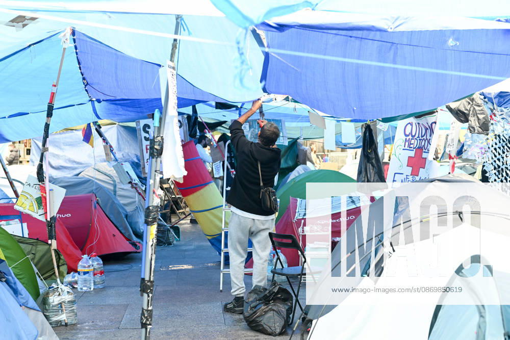 Sol Station Reopens After Confirming That the Necessary Health and Safety Conditions Have Been Restored Housing Protest Camp at Puerta del Sol, October 18, 2026, in Madrid, Spain. Metro de Madrid reopened Sol Station at 10:00 p.m. yesterday, Saturday, October 17. The station had been closed since 12:15 p.m. on Friday, October 16, due to high levels of ammonia detected as a result of the accumulation of urine, feces, and other organic waste in the ventilation shafts as a result of the housing protest camp at Puerta del Sol, October 18, 2026, Madrid, Spain