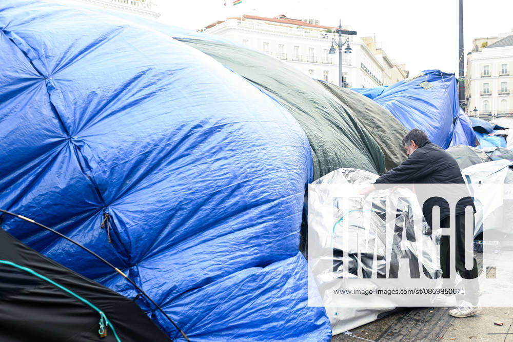 Sol Station Reopens After Confirming That the Necessary Health and Safety Conditions Have Been Restored Housing Protest Camp at Puerta del Sol, October 18, 2026, in Madrid, Spain. Metro de Madrid reopened Sol Station at 10:00 p.m. yesterday, Saturday, October 17. The station had been closed since 12:15 p.m. on Friday, October 16, due to high levels of ammonia detected from the accumulation of urine, feces, and other organic waste in the ventilation shafts as a result of the housing protest camp at Puerta del Sol, October 18, 2026, Madrid, Spain