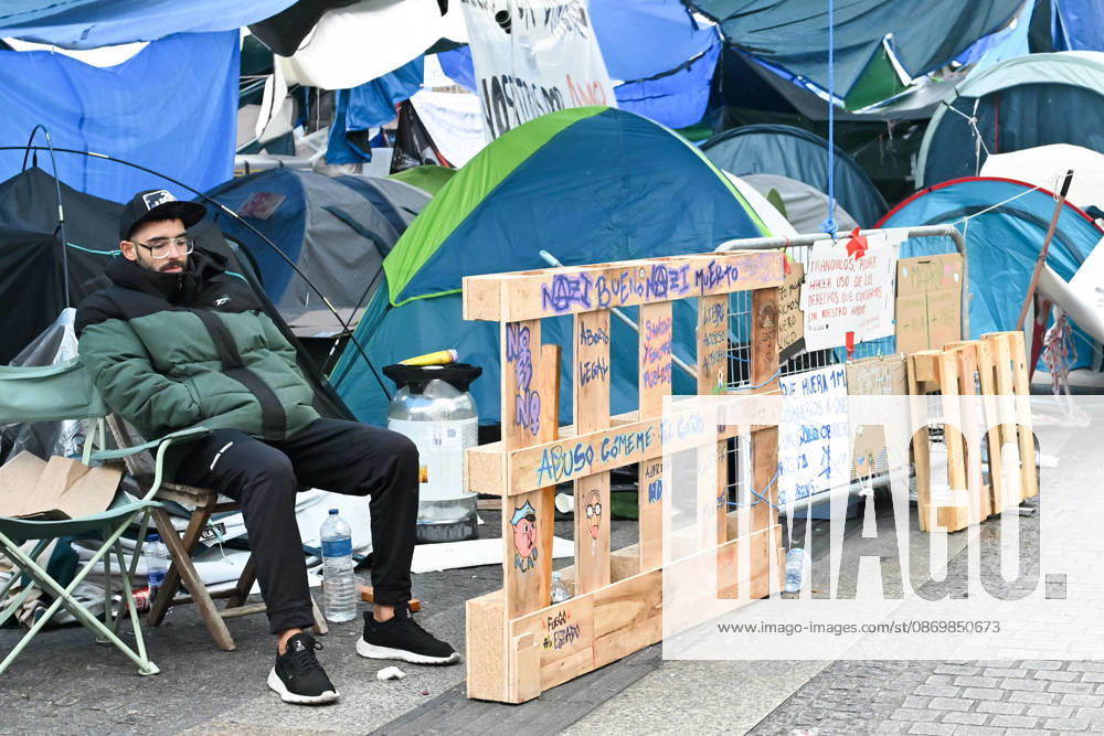 Sol Station Reopens After Confirming That the Necessary Health and Safety Conditions Have Been Restored Housing Protest Camp at Puerta del Sol, October 18, 2026, in Madrid, Spain. Metro de Madrid reopened Sol Station at 10:00 p.m. yesterday, Saturday, October 17. The station had been closed since 12:15 p.m. on Friday, October 16, due to high levels of ammonia detected from the accumulation of urine, feces, and other organic waste in the ventilation shafts as a result of the housing protest camp at Puerta del Sol, October 18, 2026, Madrid, Spain