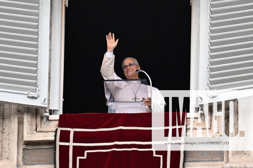 ITALY - POPE - VATICAN-2026 10 18 Italy, Rome, Vatican, October 18, 2026 Pope Leo XIV waves from the window of the apostolic palace overlooking St. Peter s square during the Angelus prayer a day after his return to The Vatican following a surgery to remove a cancerous tumour in his right lung Photo by ALESSIA GIULIANI Catholic Press Photo - NO BOOKS