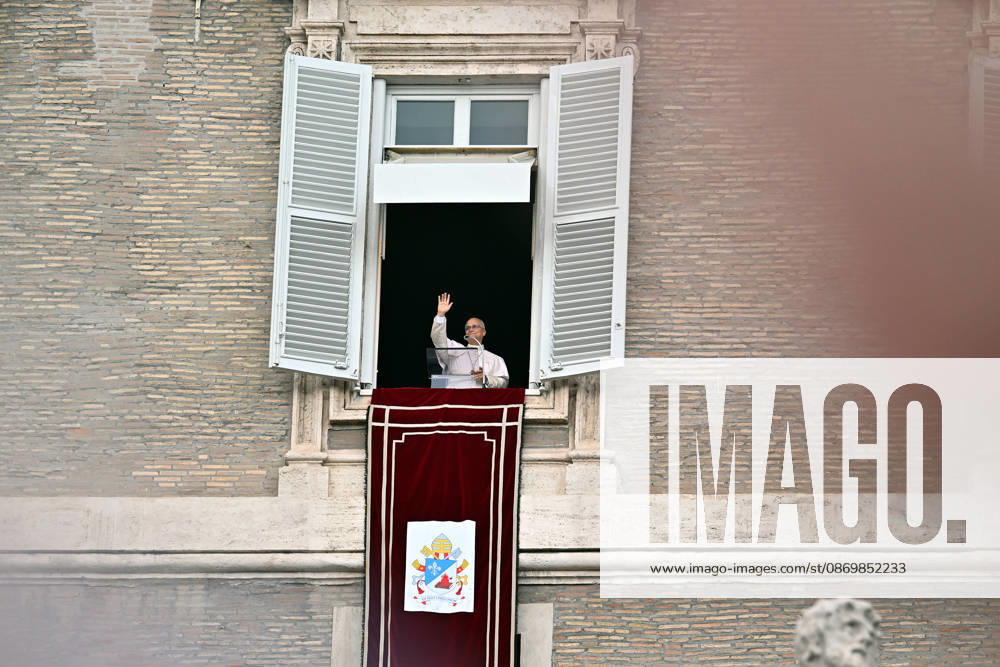 ITALY - POPE - VATICAN-2026 10 18 Italy, Rome, Vatican, October 18, 2026 Pope Leo XIV waves from the window of the apostolic palace overlooking St. Peter s square during the Angelus prayer a day after his return to The Vatican following a surgery to remove a cancerous tumour in his right lung Photo by ALESSIA GIULIANI Catholic Press Photo - NO BOOKS