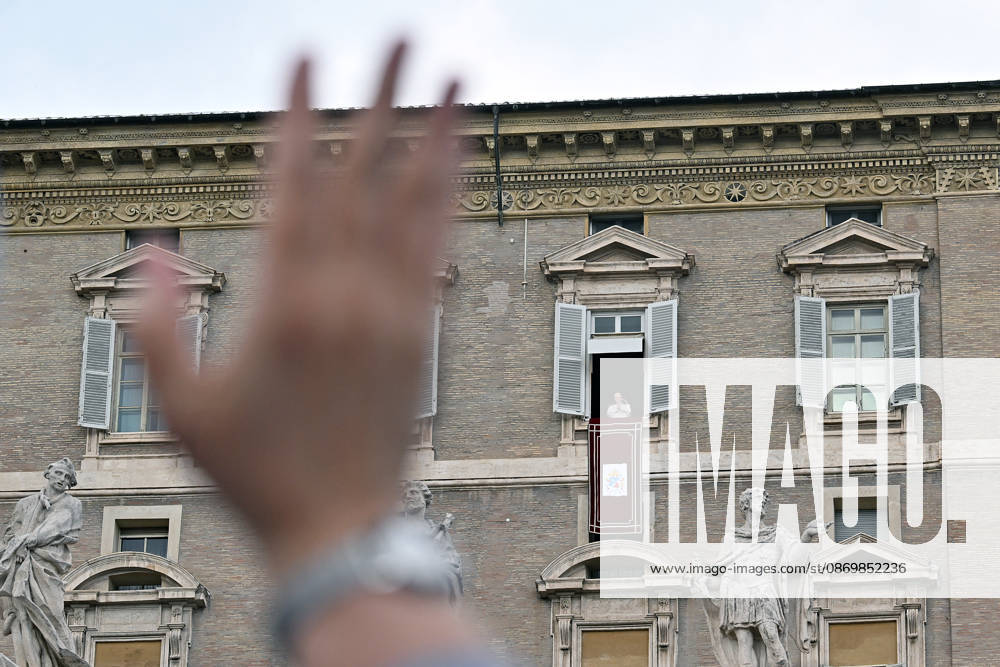 ITALY - POPE - VATICAN-2026 10 18 Italy, Rome, Vatican, October 18, 2026 Pope Leo XIV waves from the window of the apostolic palace overlooking St. Peter s square during the Angelus prayer a day after his return to The Vatican following a surgery to remove a cancerous tumour in his right lung Photo by ALESSIA GIULIANI Catholic Press Photo - NO BOOKS