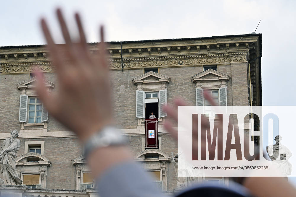 ITALY - POPE - VATICAN-2026 10 18 Italy, Rome, Vatican, October 18, 2026 Pope Leo XIV waves from the window of the apostolic palace overlooking St. Peter s square during the Angelus prayer a day after his return to The Vatican following a surgery to remove a cancerous tumour in his right lung Photo by ALESSIA GIULIANI Catholic Press Photo - NO BOOKS