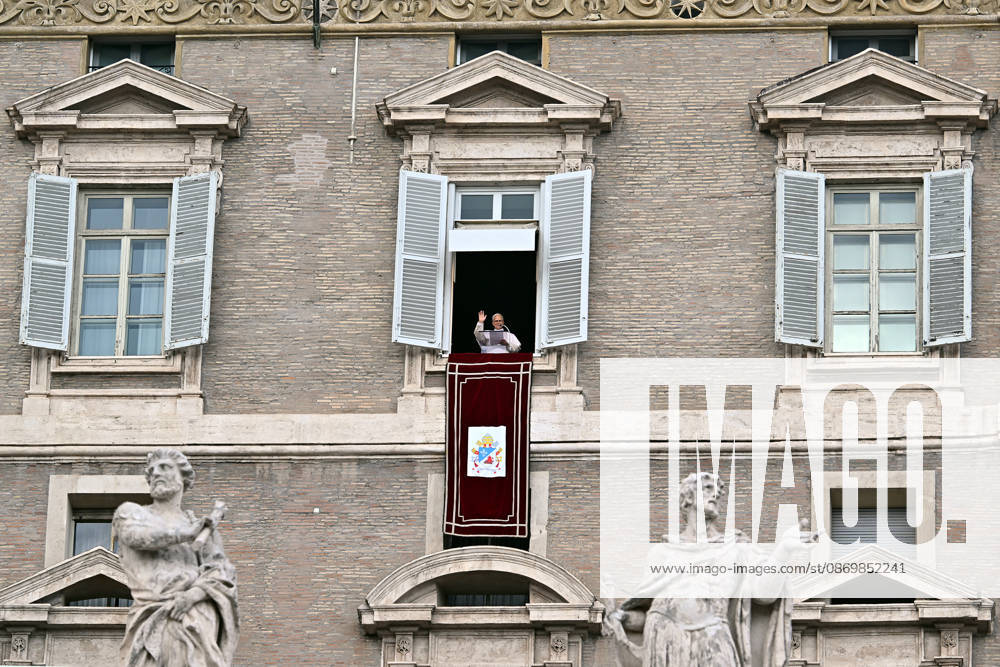 ITALY - POPE - VATICAN-2026 10 18 Italy, Rome, Vatican, October 18, 2026 Pope Leo XIV waves from the window of the apostolic palace overlooking St. Peter s square during the Angelus prayer a day after his return to The Vatican following a surgery to remove a cancerous tumour in his right lung Photo by ALESSIA GIULIANI Catholic Press Photo - NO BOOKS