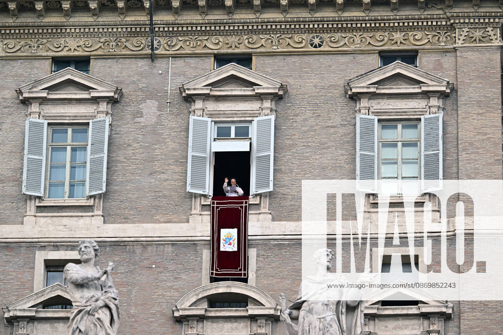 ITALY - POPE - VATICAN-2026 10 18 Italy, Rome, Vatican, October 18, 2026 Pope Leo XIV waves from the window of the apostolic palace overlooking St. Peter s square during the Angelus prayer a day after his return to The Vatican following a surgery to remove a cancerous tumour in his right lung Photo by ALESSIA GIULIANI Catholic Press Photo - NO BOOKS