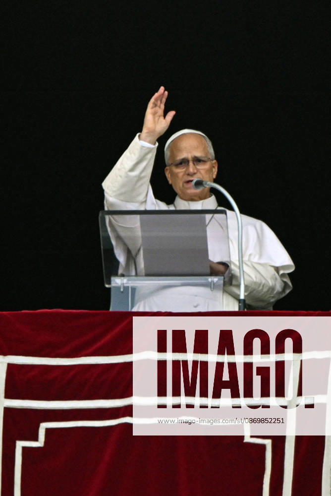 ITALY - POPE - VATICAN-2026 10 18 Italy, Rome, Vatican, October 18, 2026 Pope Leo XIV waves from the window of the apostolic palace overlooking St. Peter s square during the Angelus prayer a day after his return to The Vatican following a surgery to remove a cancerous tumour in his right lung Photo by ALESSIA GIULIANI Catholic Press Photo - NO BOOKS