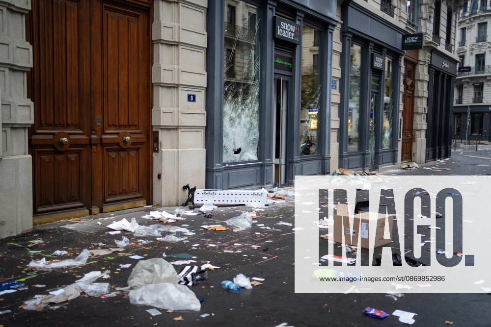 Damage following the protest against the high cost of living in Lyon on October 18, 2026 Nicolas Liponne MAXPPP Lyon 10 18 2026 Damage to the Snowleader store, which was looted and vandalized, in the aftermath of the riots that occurred during the October 17 protest against the high cost of living in Lyon, October 18, 2026 Damage to the Snowleader store, which was looted and vandalized, in the aftermath of the riots that broke out during the October 17 protest against the high cost of living in Lyon, on October 18, 2026 Lyon Auvergne-Rhône-Alpes France