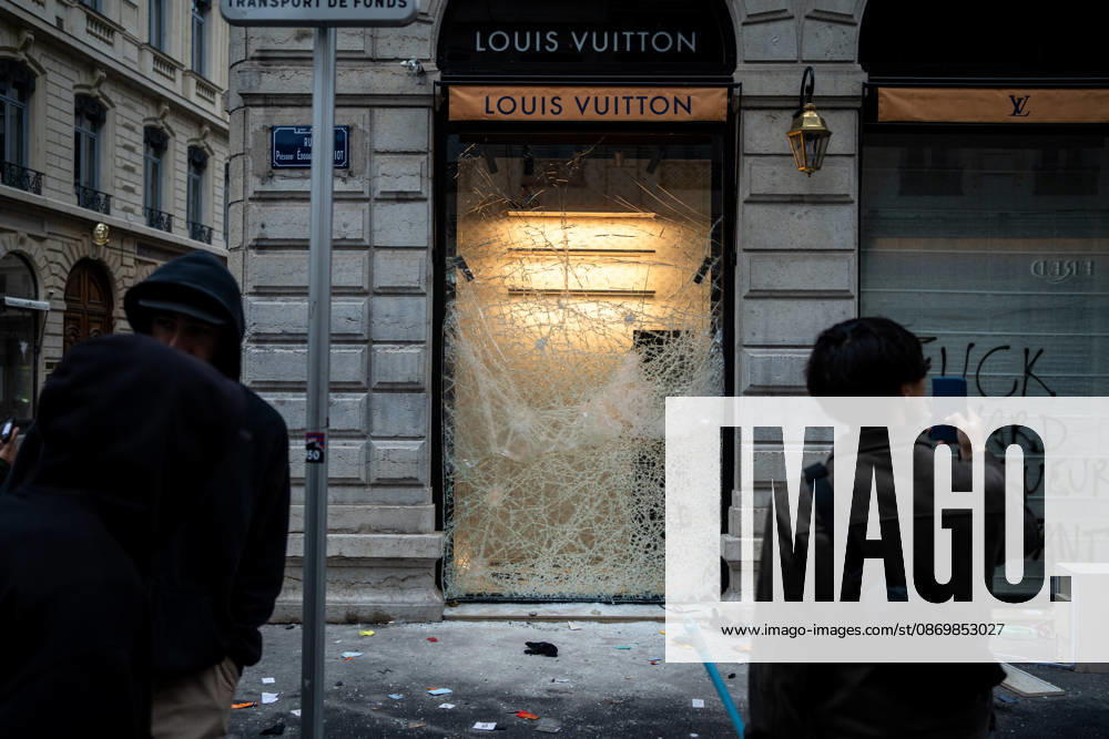 Vandalism following the protest against the high cost of living in Lyon on October 18, 2026 Nicolas Liponne MAXPPP Lyon 10 18 2026 A person takes a photo of the damage to the Louis Vuitton store, which was vandalized the day after the riots that broke out during the October 17 protest against the high cost of living in Lyon, October 18, 2026 A person takes a photo of the damage to the vandalized Louis Vuitton store the day after the riots that broke out during the October 17 protest against the high cost of living in Lyon, on October 18, 2026 Lyon Auvergne-Rhône-Alpes France