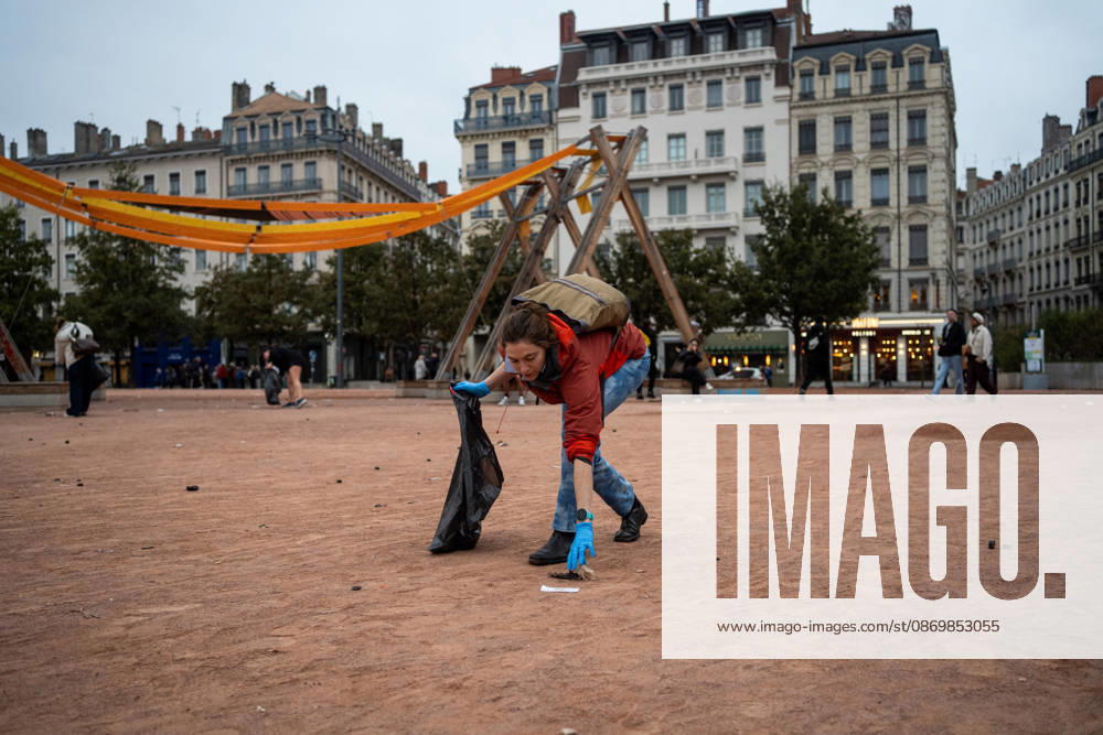 Vandalism following the protest against the high cost of living in Lyon on October 18, 2026 Nicolas Liponne MAXPPP Lyon 10 18 2026 People are cleaning up Place Bellecour, the day after the riots that broke out during the October 17 protest against the high cost of living in Lyon, on October 18, 2026 People are cleaning up Place Bellecour the day after the riots that broke out during the October 17 protest against the high cost of living in Lyon, on October 18, 2026 Lyon Auvergne-Rhône-Alpes France