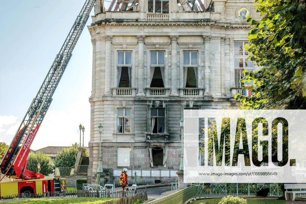 THE DAY AFTER THE OCTOBER 17 PROTESTS PHOTOPQR POPULAIRE DU CENTRE Elise CABANE October 18, 2026 Medium-range view of the left facade of Limoges City Hall, damaged by the fire that broke out during the October 17 October 2026 in Limoges. The day of mobilization on October 17 against the high cost of living was marked by scenes of urban guerrilla warfare and looting in many cities across France