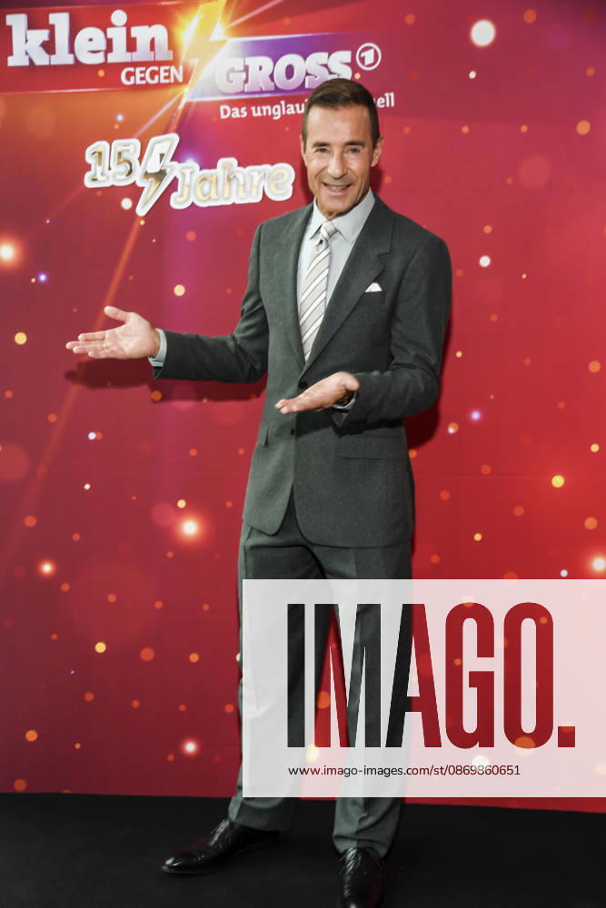 ABB KLEINGROSS Kai Pflaume at a photo call for the ARD TV show *Klein gegen Groß: The Incredible Duel*—the 15th-anniversary special—at Studio H in Berlin Adlershof on October 18, 2026, Berlin, Germany