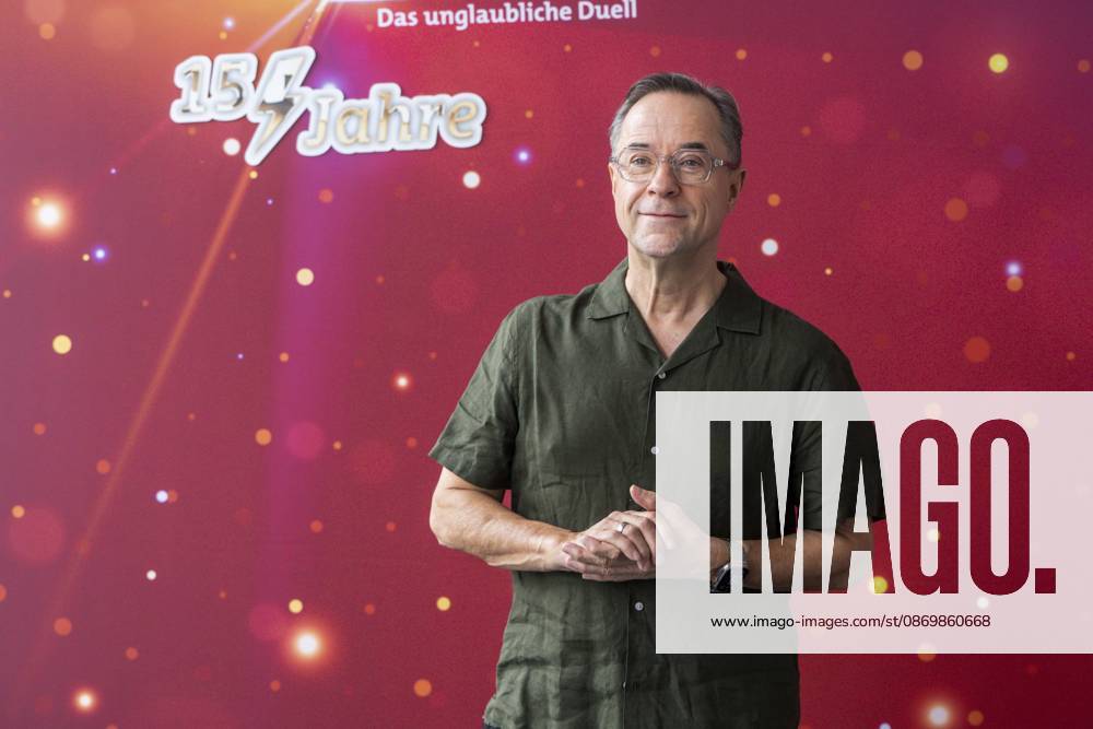 ABB KLEINGROSS Jan Josef Liefers at the photo call for the ARD TV show *Klein gegen Groß: The Incredible Duel*—the 15th-anniversary special—at Studio H in Berlin Adlershof on October 18, 2026, Berlin, Germany
