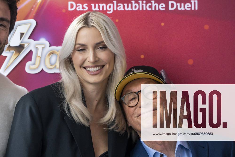 ABB KLEINGROSS Lena Gercke and Otto Waalkes at the photo call for the ARD TV show *Klein gegen Groß: The Incredible Duel*—the 15th-anniversary special—at Studio H in Berlin Adlershof on October 18, 2026, Berlin, Germany