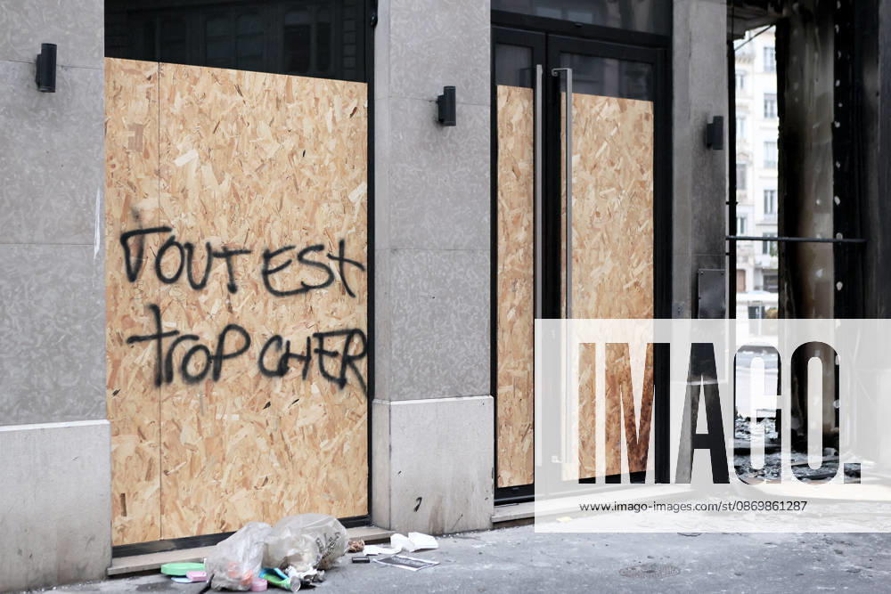 Illustration, October 18, 2026, showing the aftermath of the previous day’s protest in Lyon. As a continuation of the high school student movement, the October 17, 2026, protest against the high cost of living was intended to bring together the struggles of high school students, retirees, and former Yellow Vests —a convergence that was ultimately overshadowed by unprecedented property damage, violence, and looting in Paris and here in the provinces. Pascal Fayolle, Bestimage. On October 18, 2026, the aftermath of the previous day’s demonstration in Lyon was on full display. Intended as a continuation of the high school student movement, the protest against the high cost of living on October 17, 2026, was intended to foster a convergence o