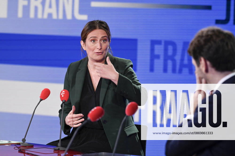 Marine Tondelier on Franc Jeu - Paris Leader of the Ecologists and French candidate for presidency Marine Tondelier poses for pictures for Franc Jeu on France 2 channel in Paris, France on October 18, 2026. Photo by Stephane Le Tellec ABACAPRESS.COM Paris France
