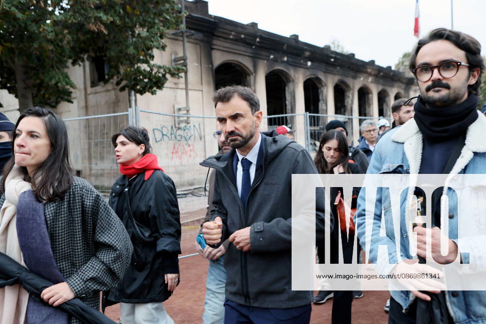 Grégory Doucet, mayor of Lyon, has come to assess the damage at Place Bellecour, where the tourist information center was set on fire the day before. Illustration, October 18, 2026: traces of the previous day’s protest in Lyon. Building on the momentum of the high school student movement, the October 17, 2026, protest against the high cost of living was intended to bring together the struggles of high school students, retirees, and former Yellow Vests —a goal ultimately overshadowed by unprecedented property damage, violence, and looting in Paris and here in the provinces. Pascal Fayolle, Bestimage. On October 18, 2026, the aftermath of the previous day’s demonstration in Lyon was on full display. Intended as a continuation of the high sc