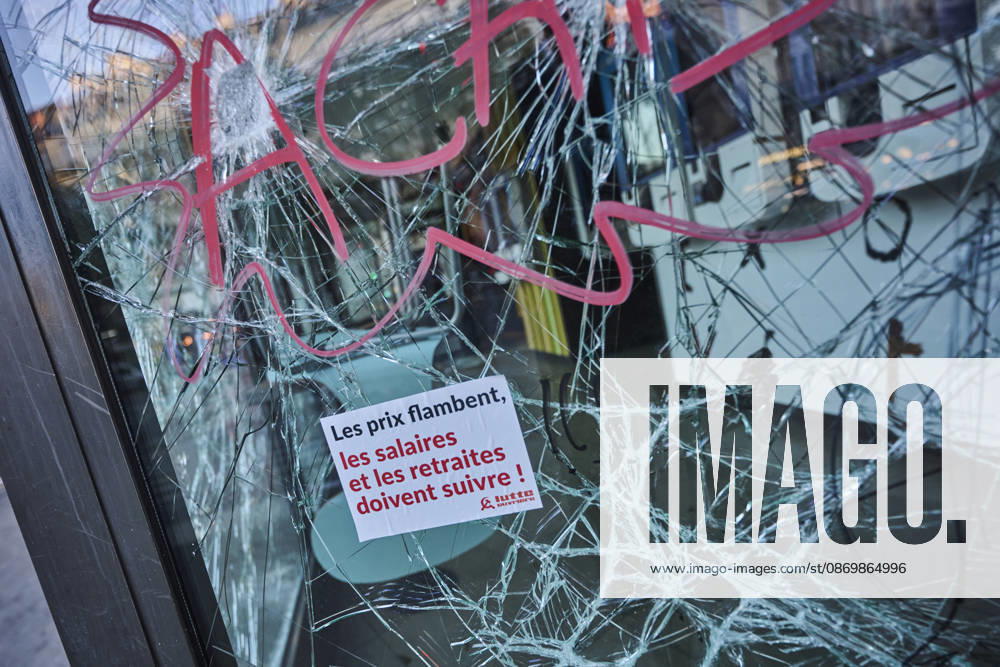 Clearing up debris in Paris following riots PARIS 18-10-2026. The day after in Paris, where the cleanup has begun. Chaos has gripped the city, marked by arson, looting, and riots. Protests are set for October 17, with high school students, university students, farmers, Yellow Vests, and some labor unions calling for a demonstration against the high cost of living, rising fuel prices, and poor conditions within the education system.. NICO GARSTMAN CONTENT CURATION PARIS FRANCE