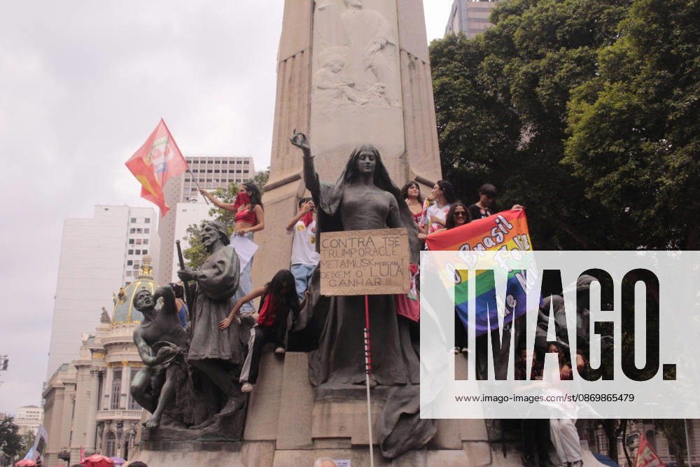 RIO DE JANEIRO, RJ - 18.10.2026: MANIFESTAçãO PRó LULA NA CINELâNDIA - Student demonstration in support of Lula, this Sunday (18), in Cinelândia, in the center of Rio de Janeiro. x3034739x CarlosxEliasxJunior