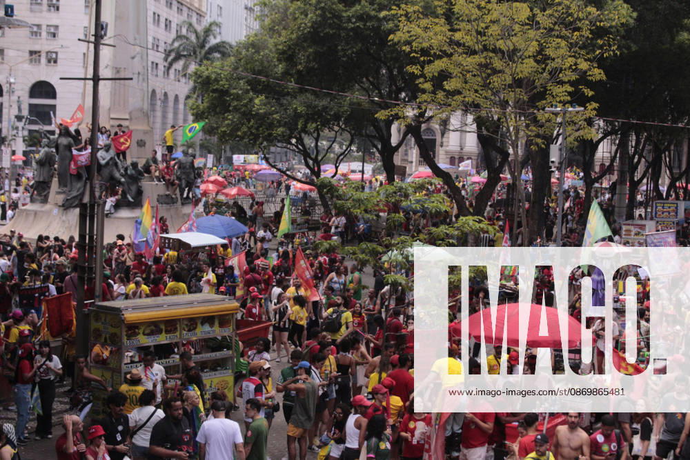 RIO DE JANEIRO, RJ - 18.10.2026: MANIFESTAçãO PRó LULA NA CINELâNDIA - Student demonstration in support of Lula, this Sunday (18), in Cinelândia, in the center of Rio de Janeiro. x3034740x CarlosxEliasxJunior