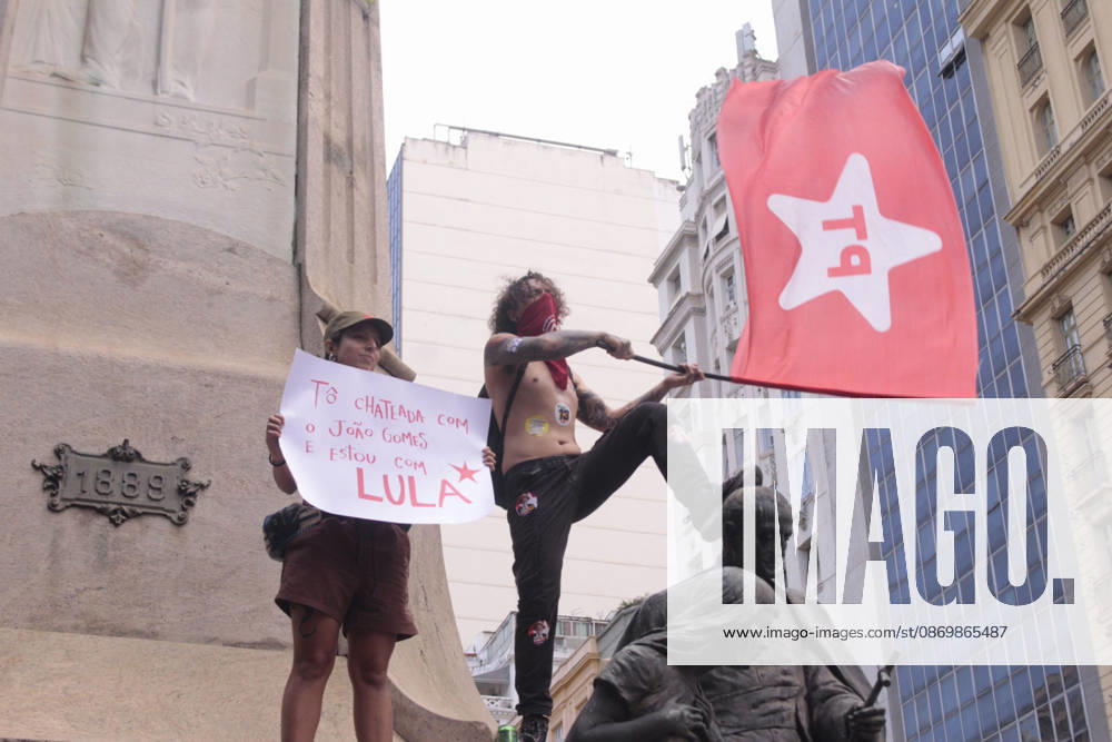 RIO DE JANEIRO, RJ - 18.10.2026: MANIFESTAçãO PRó LULA NA CINELâNDIA - Student demonstration in support of Lula, this Sunday (18), in Cinelândia, in the center of Rio de Janeiro. x3034743x CarlosxEliasxJunior