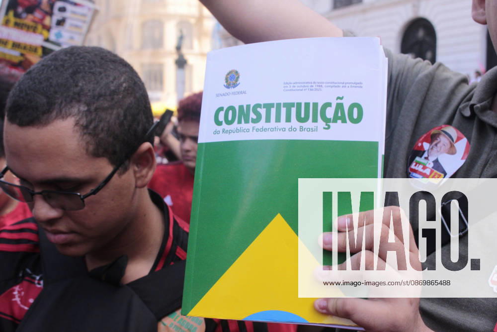 RIO DE JANEIRO, RJ - 18.10.2026: MANIFESTAçãO PRó LULA NA CINELâNDIA - Student demonstration in support of Lula, this Sunday (18), in Cinelândia, in the center of Rio de Janeiro. x3034744x CarlosxEliasxJunior