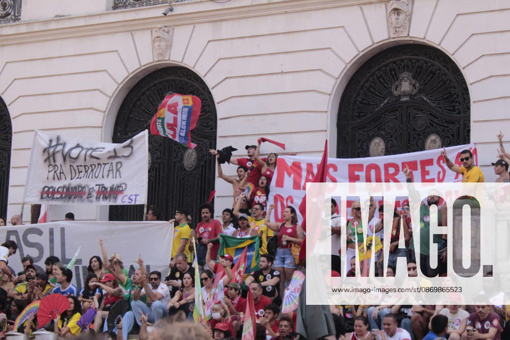 RIO DE JANEIRO, RJ - 18.10.2026: MANIFESTAçãO PRó LULA NA CINELâNDIA - Student demonstration in support of Lula, this Sunday (18), in Cinelândia, in the center of Rio de Janeiro. x3034755x CarlosxEliasxJunior