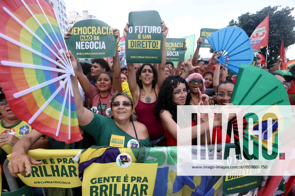 Brazilian musicians joined tens of thousands of supporters gather at Copacabana Beach in Rio de Janeiro, Brazil, for the Ato Musical pela Democracia (Musical Act for Democracy), a large-scale free concert featuring singer-songwriter Caetano Veloso and an extensive lineup of prominent Brazilian performers. The event combines live music with political expression in a show of support for President Luiz InoÂ¡cio Lula da Silva ahead of BrazilÃ¢â‚¬â ¢s October 25 presidential runoff election, in which Lula faces challenger FloÂ¡vio Bolsonaro. Rio De Janeiro Brazil - ZUMAk251 20261018_znp_k251_017