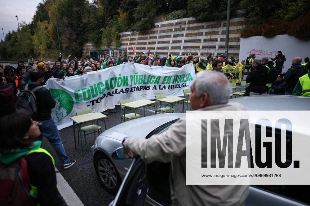 Teachers Block Several Roads During Education Strike in Madrid Teachers block the service road of the A3, on October 19, 2026, in Madrid, Spain. Public school teachers in the Community of Madrid began an indefinite strike last Wednesday, October 14, to demand more resources and better working conditions. The strike was called by the unions CCOO, CGT, CNT, Solidaridad Obrera, STEM, and UGT, as well as by the teacher advocacy groups Educación Especial Digna, Menos Lectivas, and Queremos FP. Among their main demands are the restoration of a maximum of 17 weekly class periods in secondary education and vocational training and 22 in elementary school, and the reduction of class sizes to 13 in preschool, 15 in elementary school, 20 in secondary