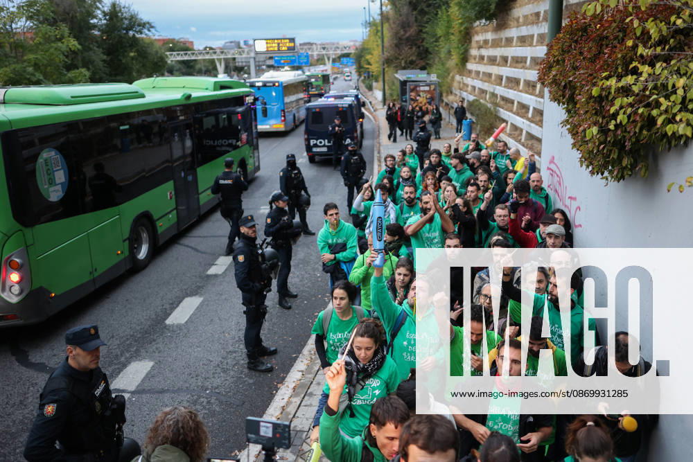 Teachers Block Several Roads During Education Strike in Madrid Teachers block the service road of the A3, on October 19, 2026, in Madrid, Spain. Public school teachers in the Community of Madrid began an indefinite strike last Wednesday, October 14, to demand more resources and better working conditions. The strike was called by the unions CCOO, CGT, CNT, Solidaridad Obrera, STEM, and UGT, as well as by the teacher advocacy groups Educación Especial Digna, Menos Lectivas, and Queremos FP. Among their main demands are the restoration of a maximum of 17 weekly class periods in secondary education and vocational training and 22 in elementary school, and the reduction of class sizes to 13 in preschool, 15 in elementary school, 20 in secondary