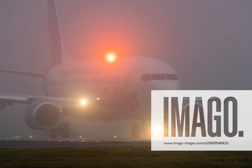 Leeds UK. A Jet 2 aircraft prepares to depart in thick fog this morning at Leeds Bradford airport in Yorkshire. Leeds UK - ZUMAl94_ 20261019_zaf_l94_004
