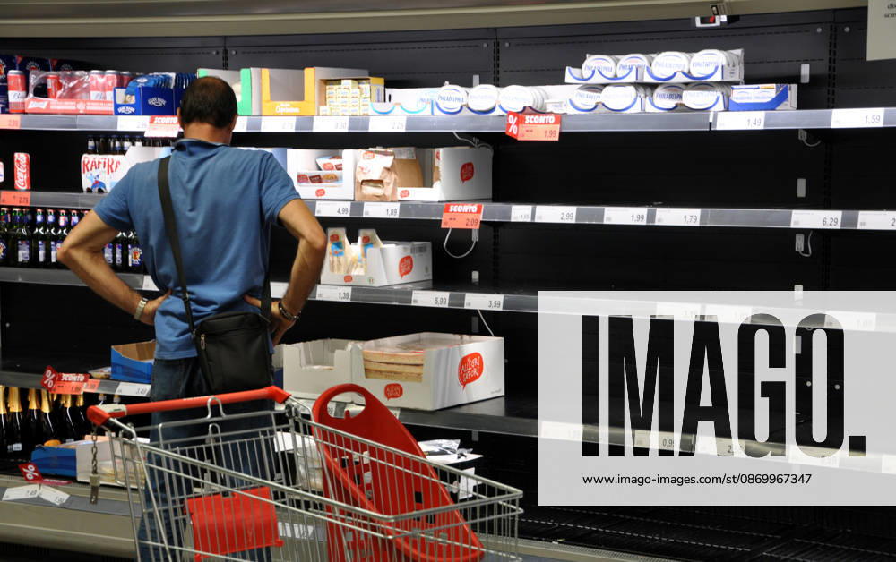 IPA89910082 - Palermo. Truckers strike leaves shelves empty at a supermarket in the Zisa neighborhood; fruit, vegetables, and dairy products are sold out.