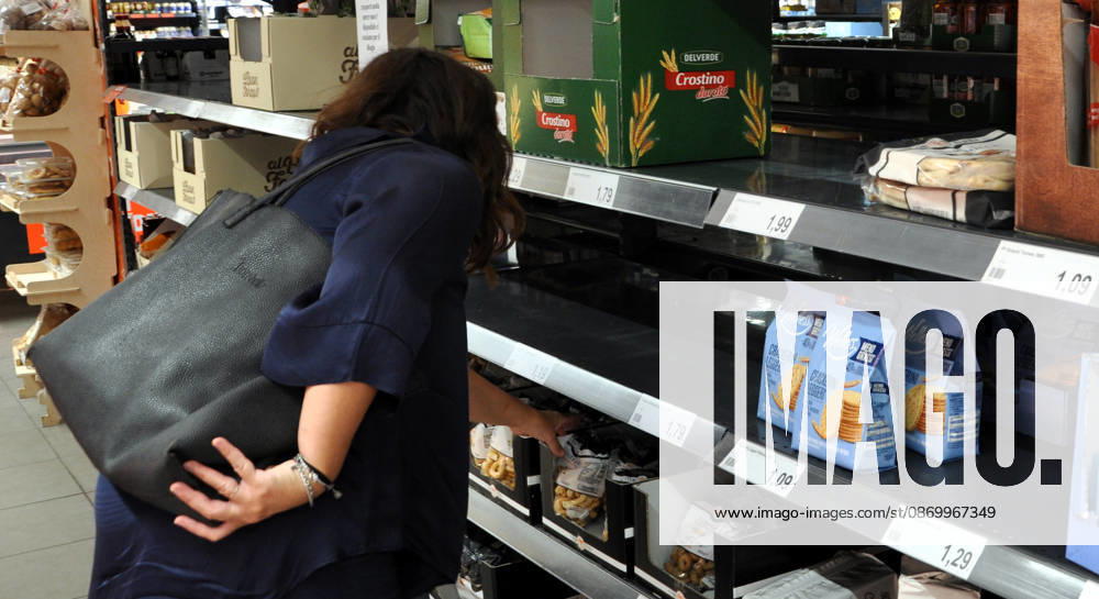 IPA89910086 - Palermo. Truckers strike leaves shelves empty at a supermarket in the Zisa neighborhood; fruit, vegetables, and dairy products are sold out.